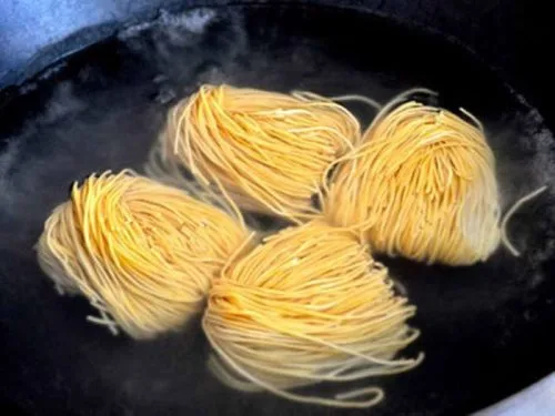 Longevity noodles have the characteristic that the noodles have not been cut, so they are very long