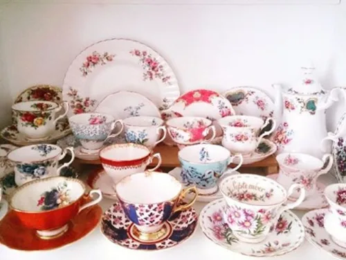 Lan Lan loves to collect exquisite and beautiful tea sets, and the photos in the photo are only part of her collection! (provided by interviewee)